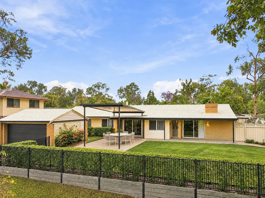 Karana Downs 5房 宽敞现代的家庭生活与经典特色相遇 Spacious Modern Family Living Meets Classic Character