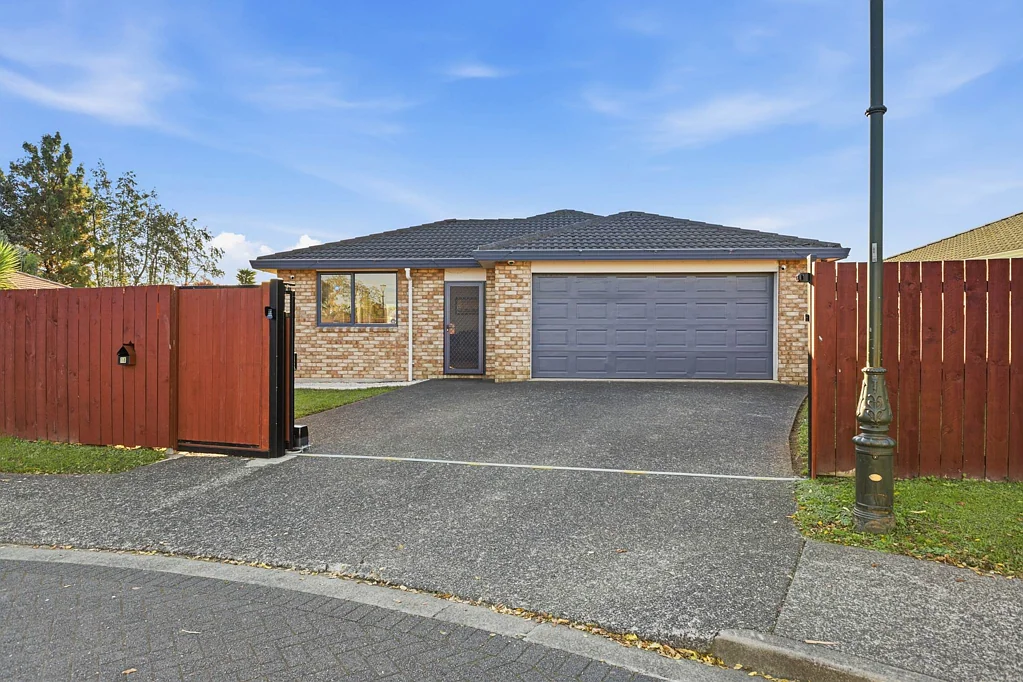 Takanini 4房  BRICK & TILE BEAUTY – FULLY FENCED & MUST BE SOLD