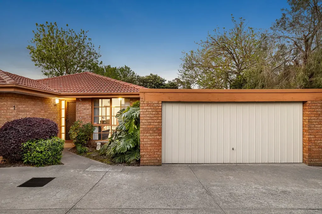 Box Hill South 3房 精心维护四十年 宽敞三卧公寓 三车遮盖停车 独特相邻土地 优质电器设备 阳光明媚客厅 中心便利位置 Boutique Living with House-Sized Space