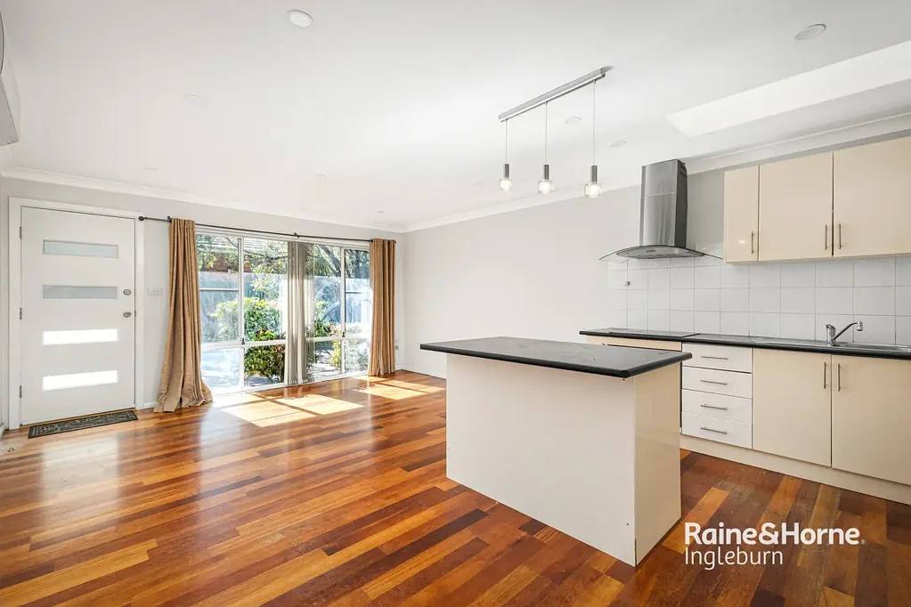 Macquarie Fields 2Kwarto Modern Brick Villa | Close to All Amenities | 3 Mins to Station