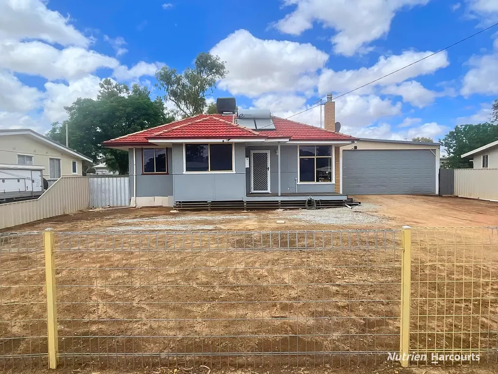13 Pioneers Road, Merredin, WA 6415