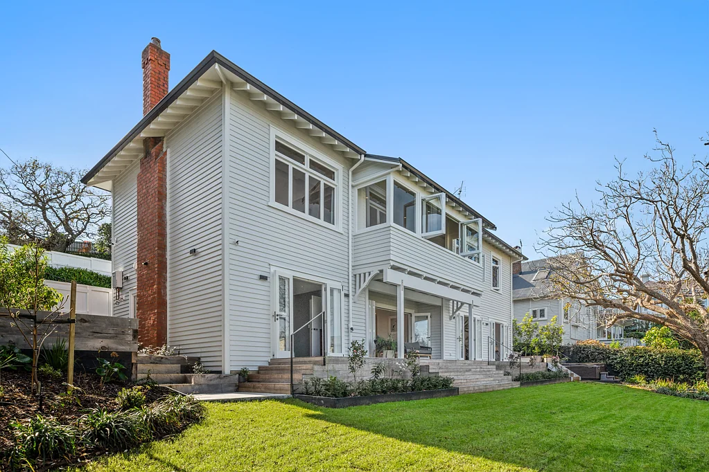 Devonport 5Moenga Stunning family home in village with views