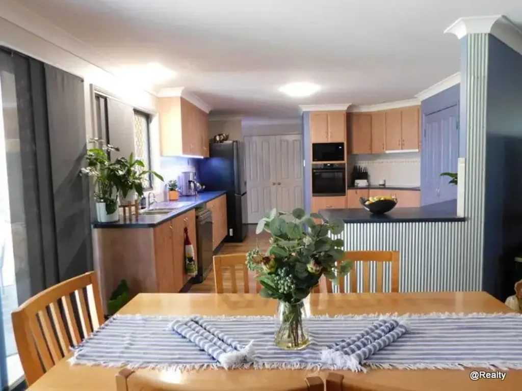 Nanango 4 Slaapkamer Superior Quality Brick Residence on Quarter Acre Block
