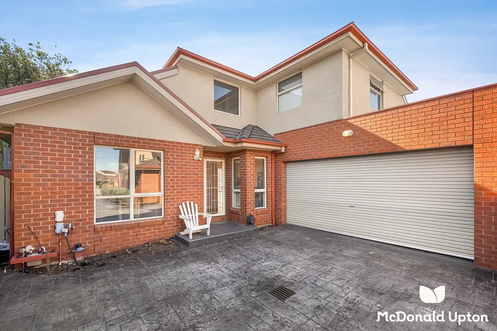 Keilor East 3 Bedroom A Well-Constructed Townhouse in Peaceful Area