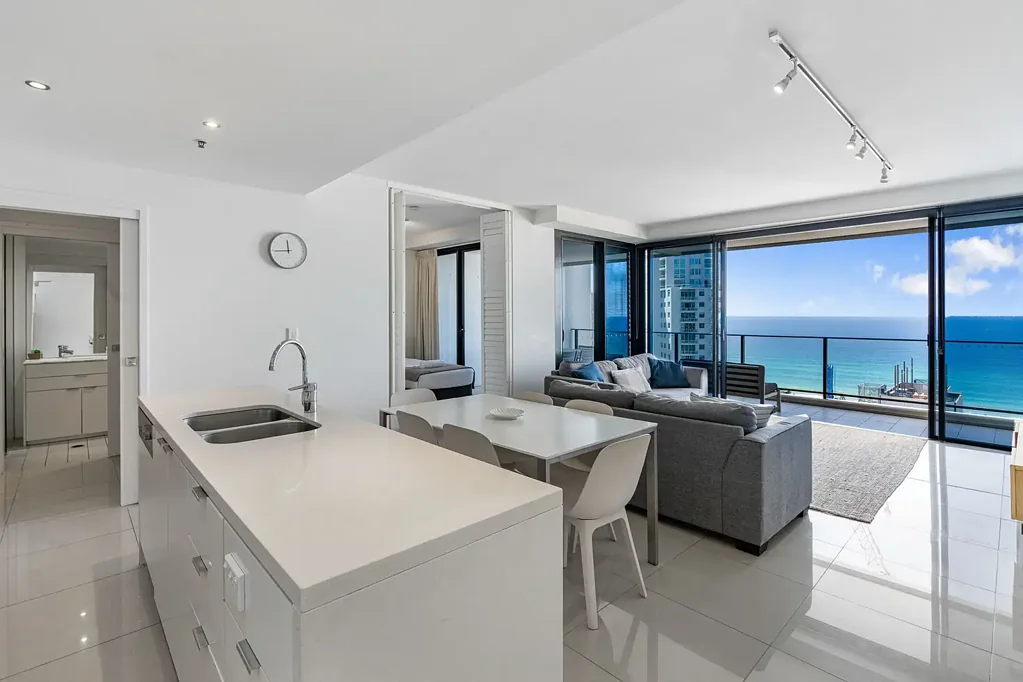 Broadbeach 2房  Coastal Elegance with Sweeping Ocean Views
