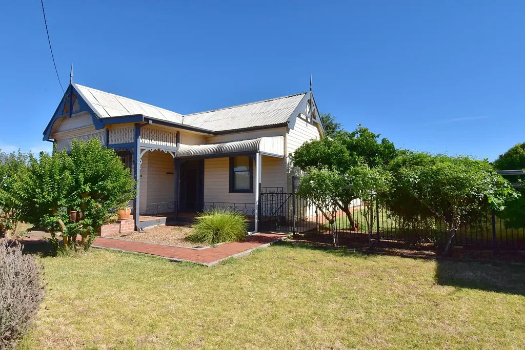 Wellington 4 Slaapkamer Centrally located Old world elegance.