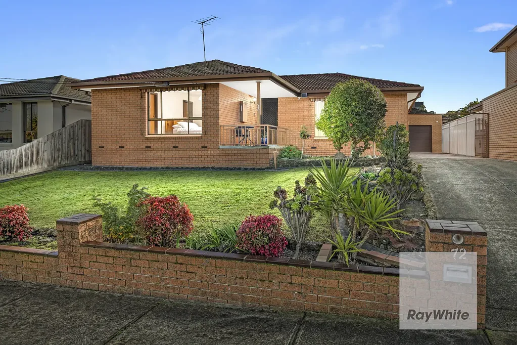 Bundoora 3房 Bundoora中心地带 540㎡宽敞土地 现代厨房设计 开放式布局 步行至Tram 86 靠近大学商圈 自然光线充沛 超大单车库 First Time Offered - Immaculately Maintained Family Home