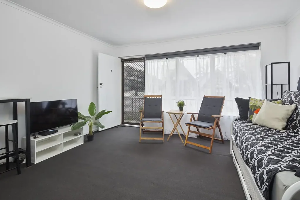 St Kilda 阳光宁静景观 翻新厨浴 优越地理位置 步行海滩码头 全屋家具齐全 FIRST FLOOR STRATA STUDIO... FABULOUS RETURN!
