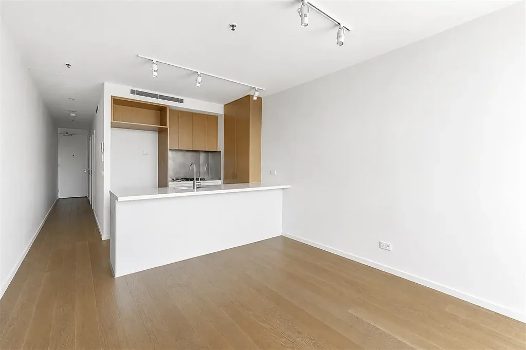 Well equipped and bright 1 bed apartment on Lygon St with carpark