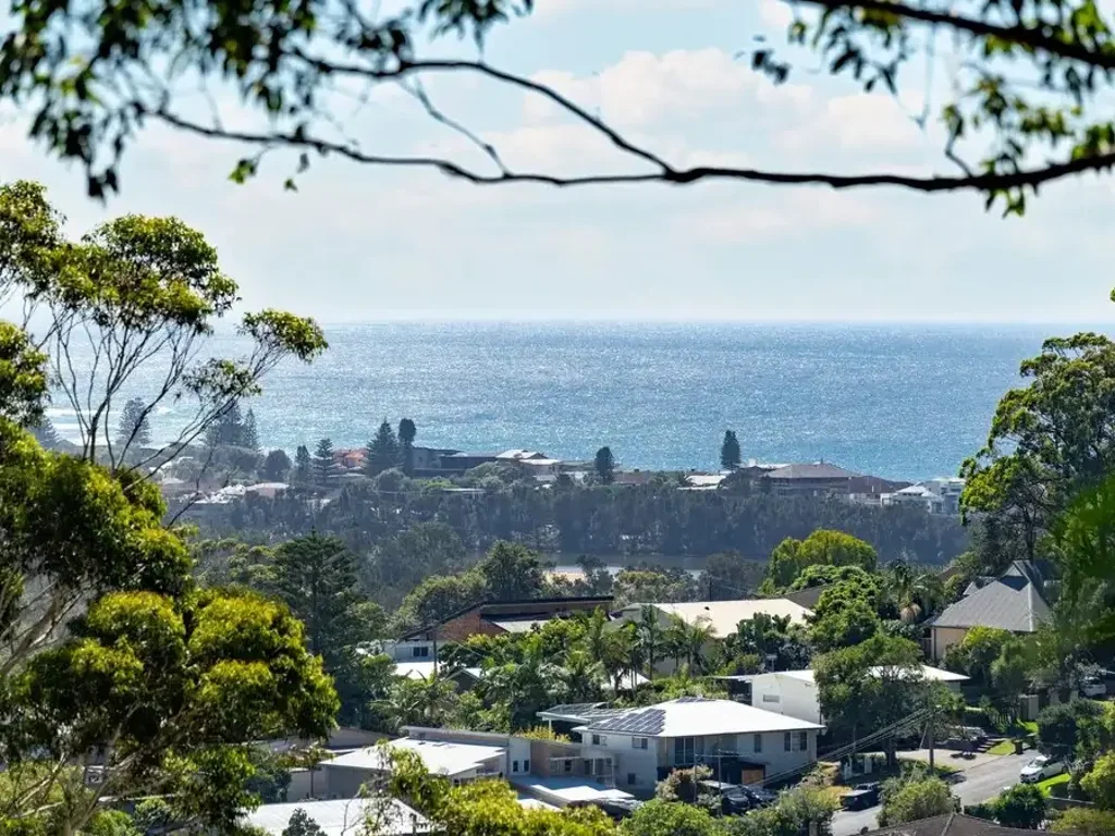Terrigal 3 Bedroom Beautifully Renovated
Coastal Living
Between Terrigal &
North Avoca