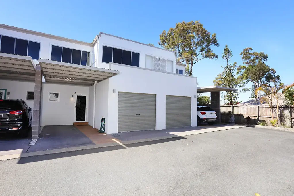Coombabah 4房  Contemporary Townhouse Living with Four Bedrooms and Direct Street Access