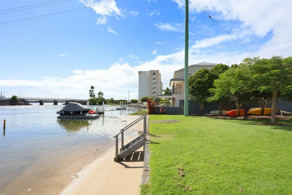 LOVELY 3 BEDROOM UNIT OVERLOOKING THE CANAL & CLOSE TO ALL AMENITIES