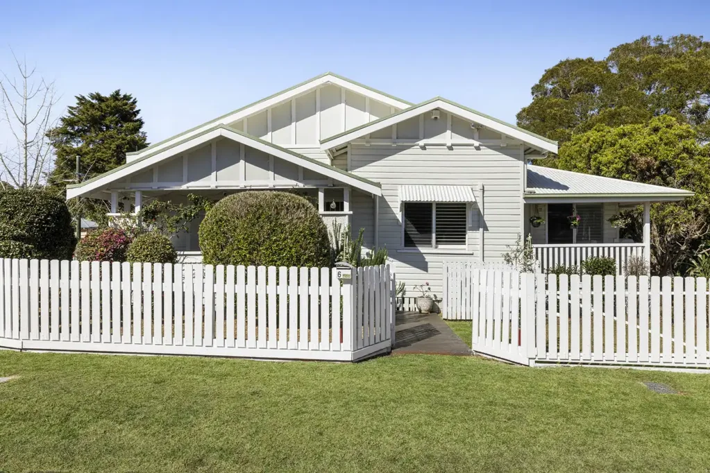 East Toowoomba 3房 东Toowoomba学区宝地 450米Queens Park 3米高天花 VJ墙板 Miele电器 双车库 私人前廊 娱乐露台 壁炉暖居 Centrally Located In Toowoomba's Favourite Suburb!