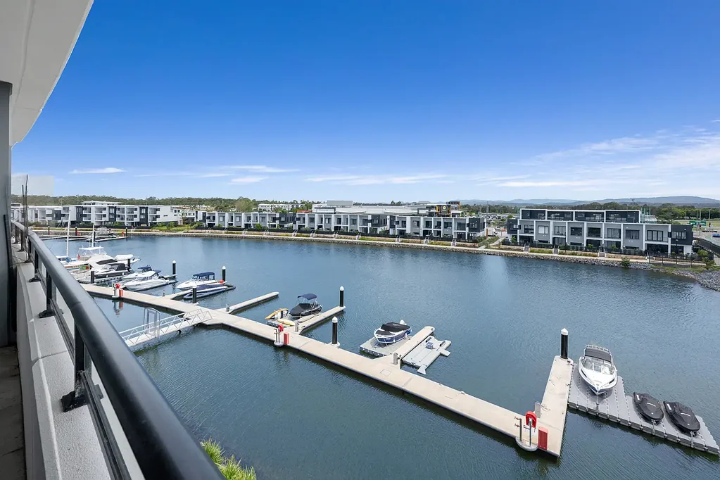 Hope Island 3 Slaapkamer Largest 174m2 Waterfront Apartment with Water & Hinterland Views, 3 Bedrooms, 3 Ensuites, Study & Optional 12m Marina Berth