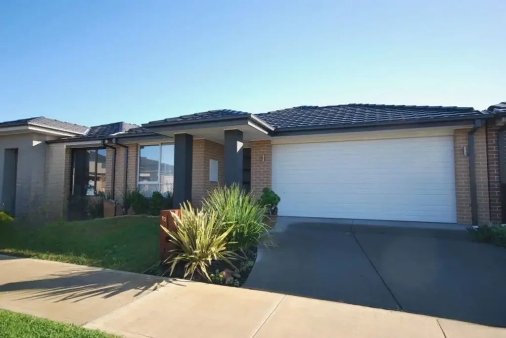 Family Comfort and Convenience in the Heart of Officer!