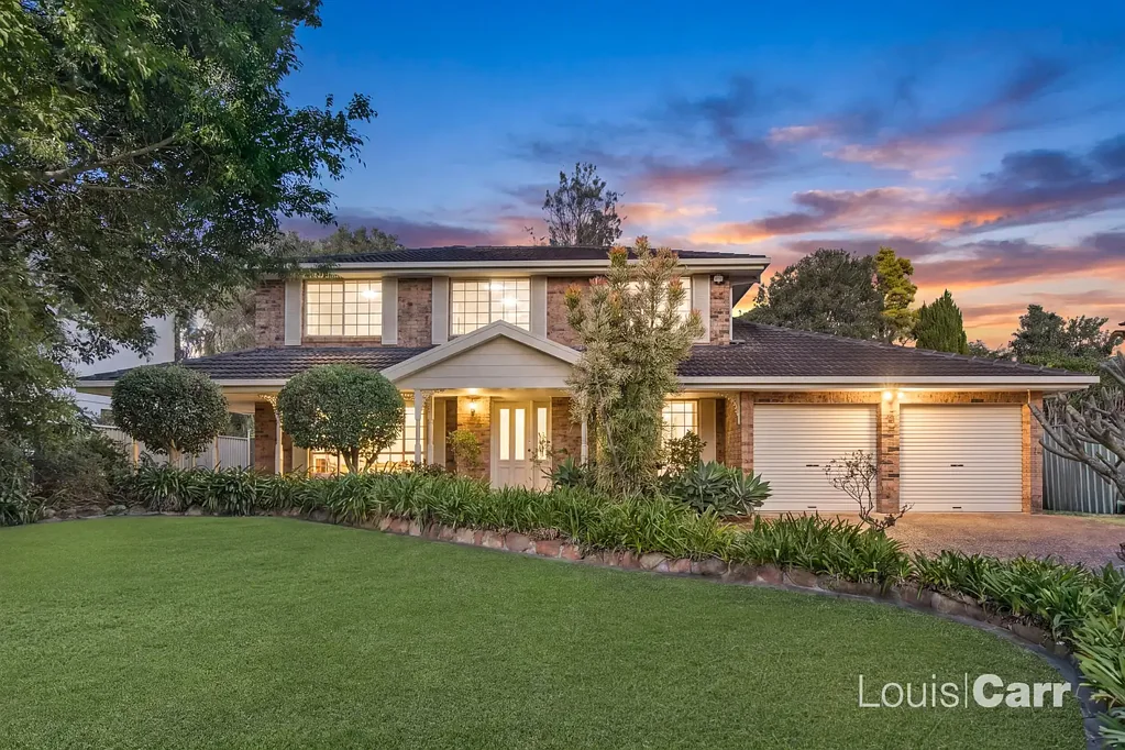 West Pennant Hills 5房 完美无瑕的多代同堂住宅，位于罕见的平坦地块上：步行可达车站，距城市巴士170米，划入 Murray Farm Public 学区 Immaculate Multi-Generational Home on Rare Level Block: Walk to Station, 170m to City Bus, Zoned Murray Farm Public