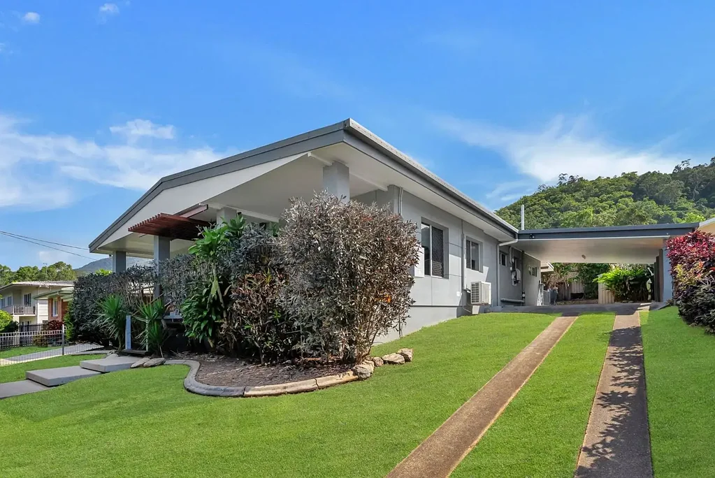 Whitfield 4 Bedroom Spacious Entertainer In Quiet And Convenient Location