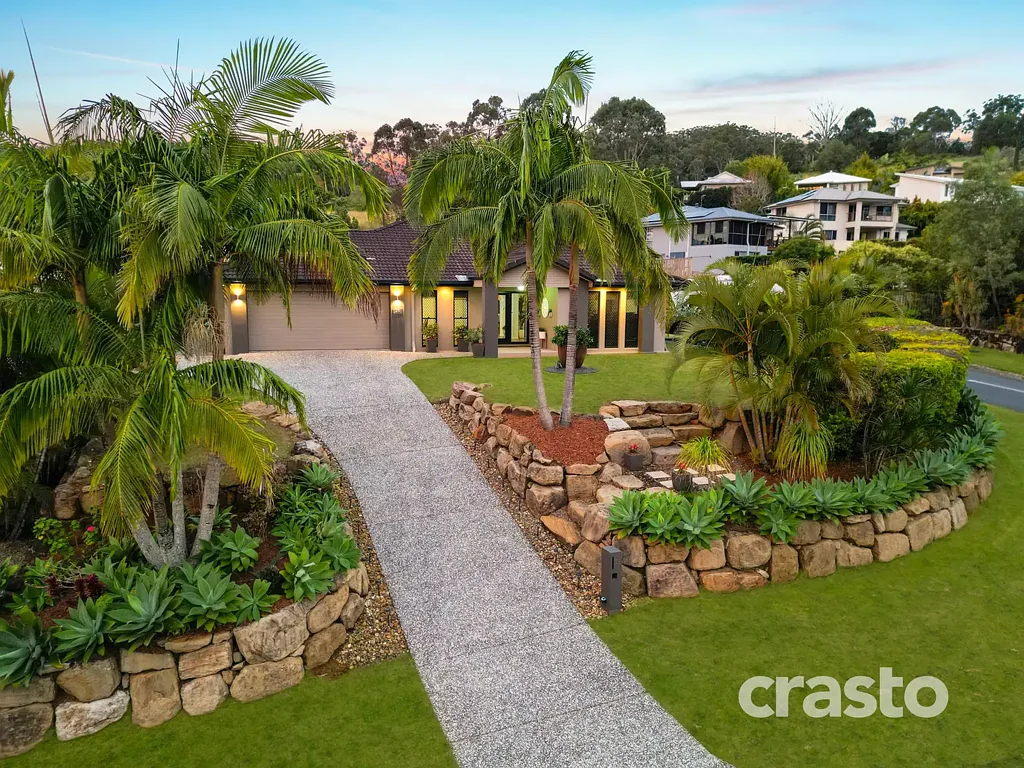 Bonogin 5 Bedroom Impressive, Stylish, Modern 5 Bedroom Home with a Large Backyard