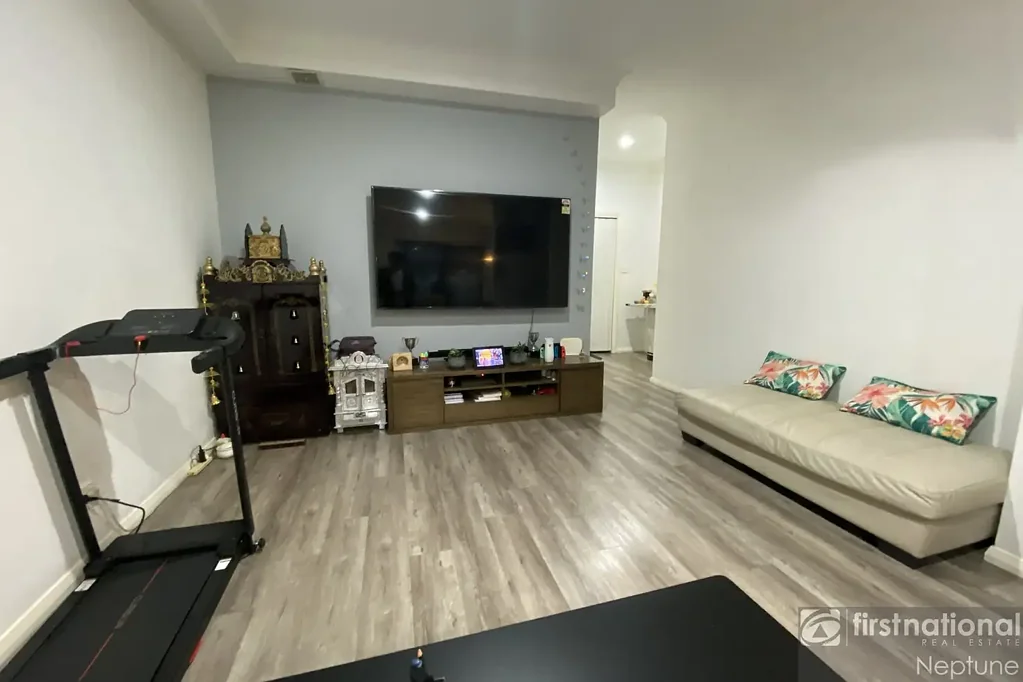 Modern 3-Bedroom Townhouse in a Prime Walk-to-Station Location