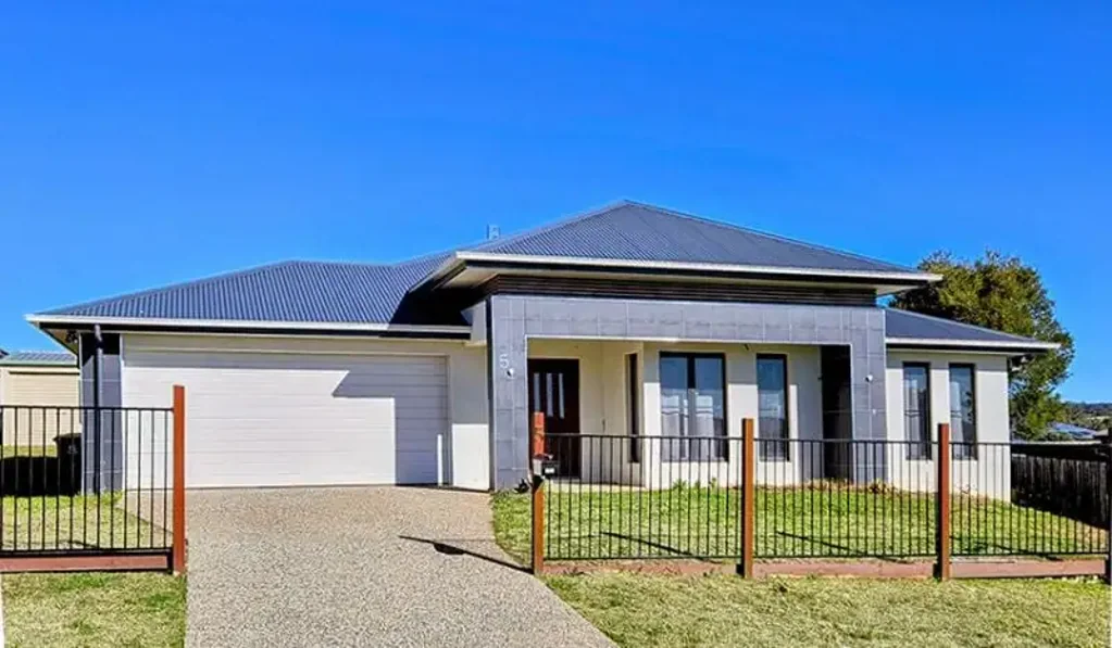 Crows Nest 4ਬੈੱਡਰੂਮ Prestigious Executive home, with views and a large shed.