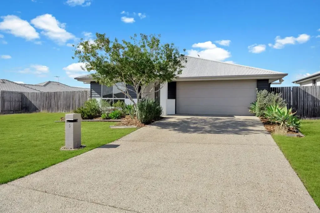 Glen Eden 4 Bedroom MOVE IN READY, NEW CARPETS, SIDE ACCESS, MULTIPLE LIVING AREAS!