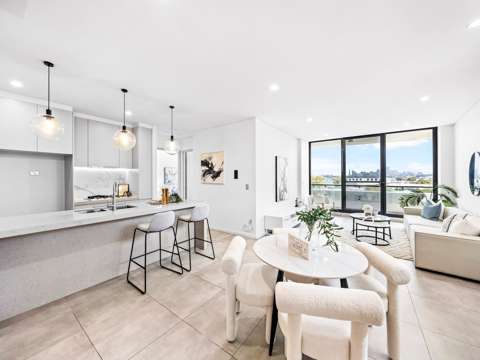 Mascot 2 Bedroom Luxury 2 Beds Apartment by Meriton with Great City Views