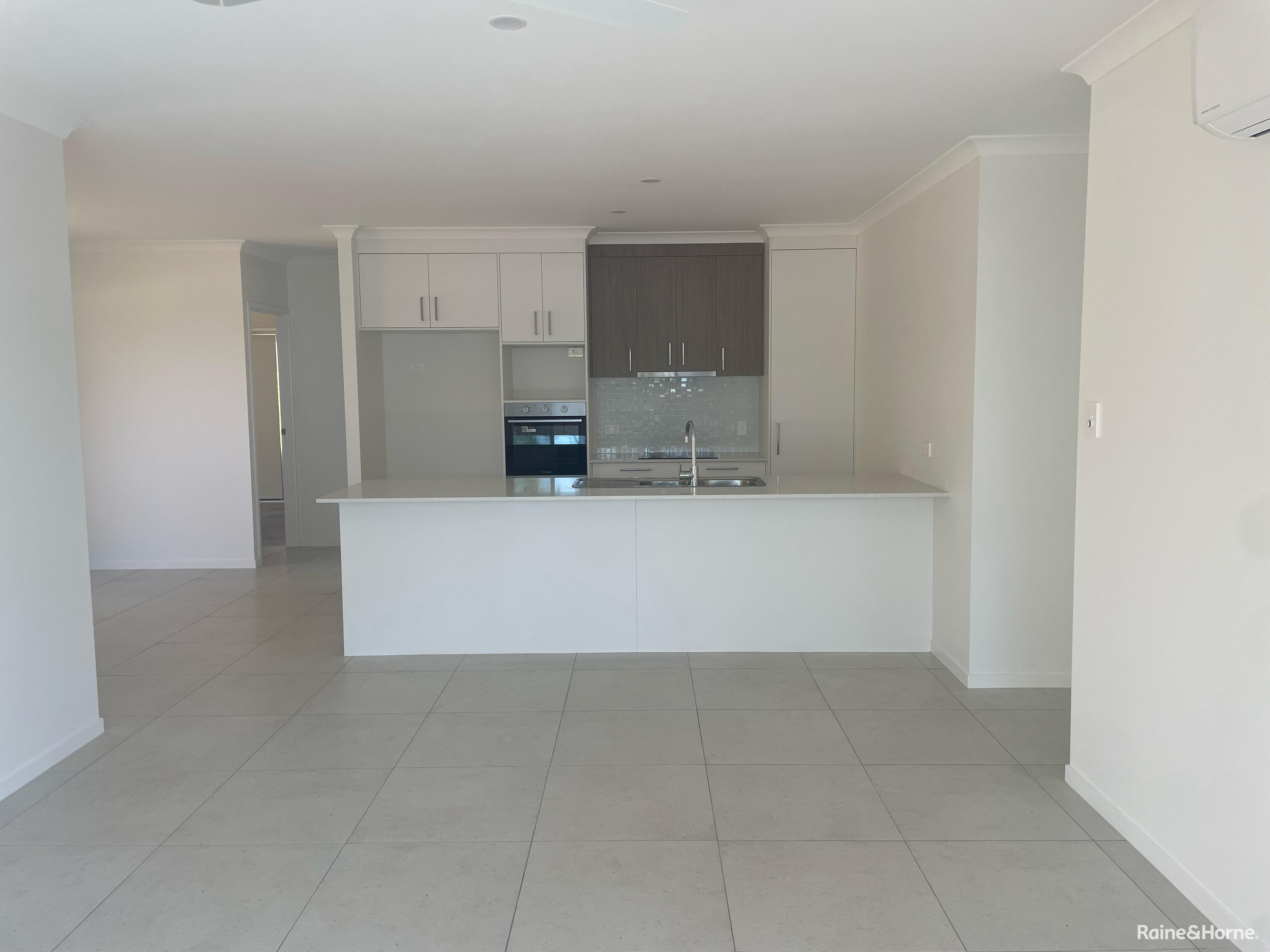 UNIT 2 21 CUNNINGHAM ST, TORQUAY QLD 4655, 0 રૂમ, 0 બાથરૂમ, House