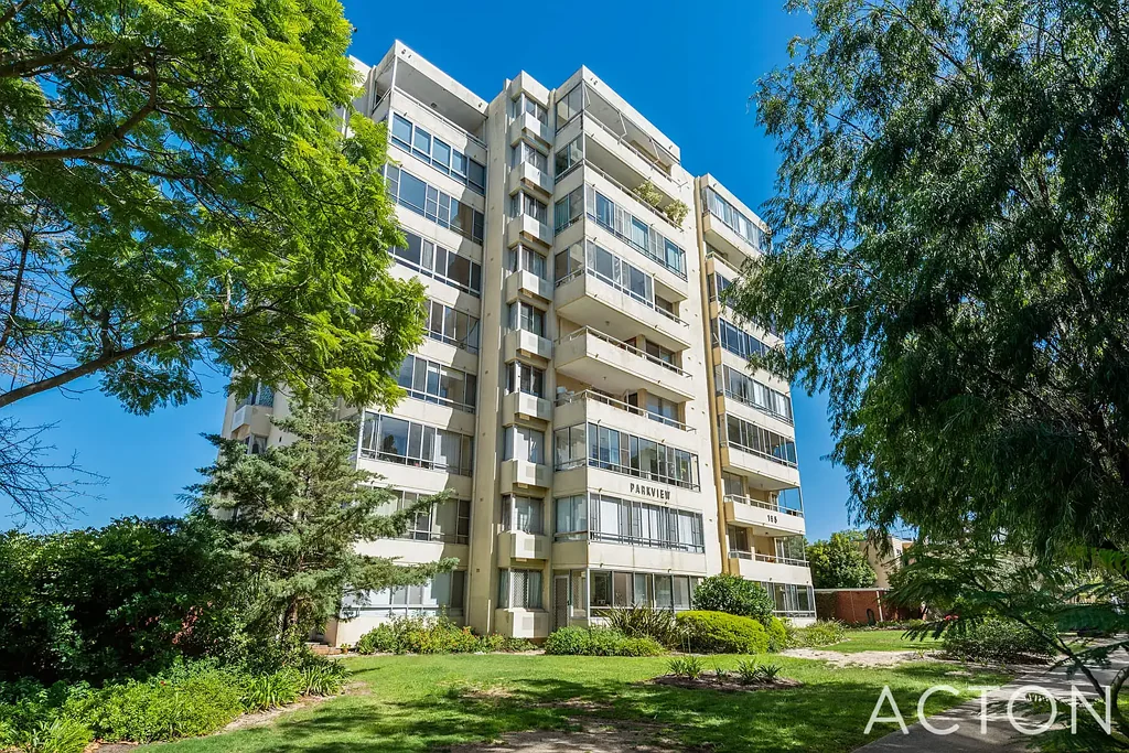 Stroll to your local cafes & parks, close to UWA, transport and shops!