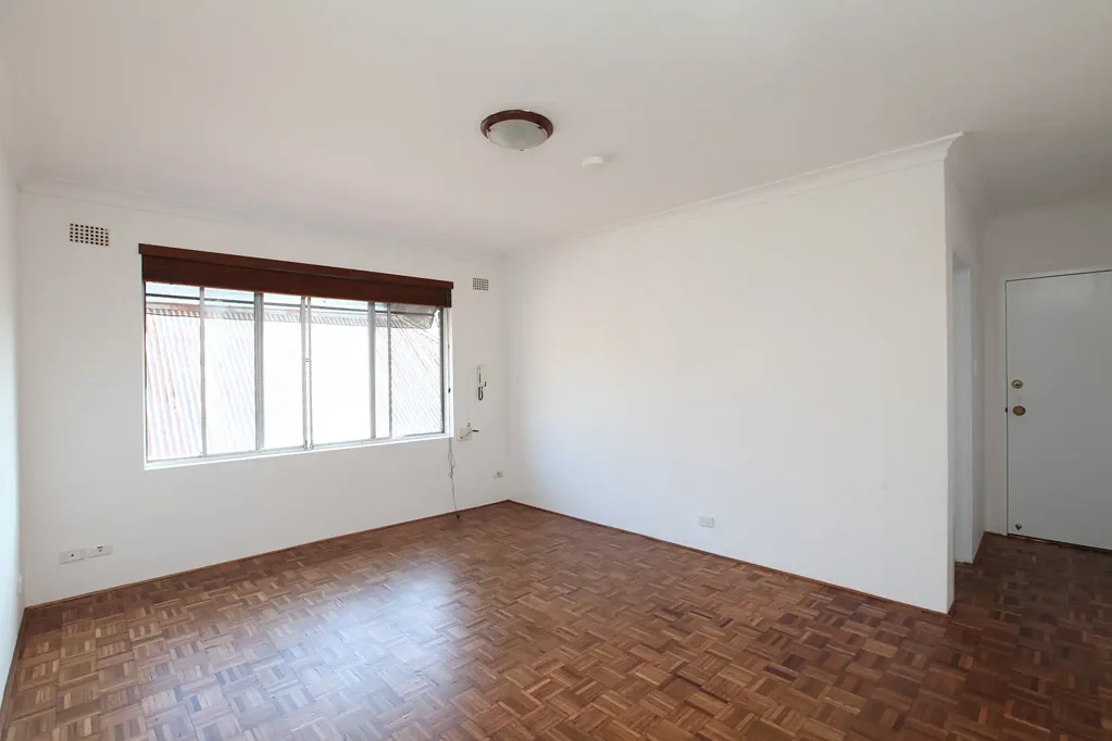 Top Floor Apartment in Convenient Lifestyle Location