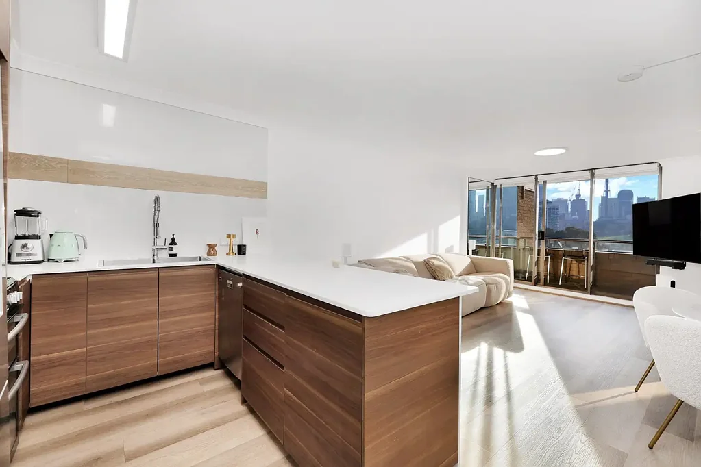Designer Furnished Apartment with Iconic Harbour & City Views