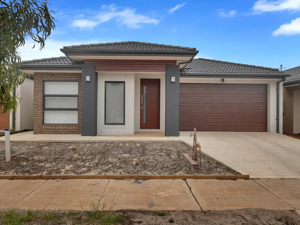 Stylish Near-New Family Home with Premium Finishes in Prime Strathtulloh Location
