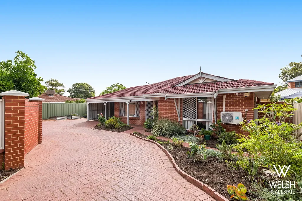 PERFECT LOCK AND LEAVE HOME IN AN EXCELLENT LOCATION!