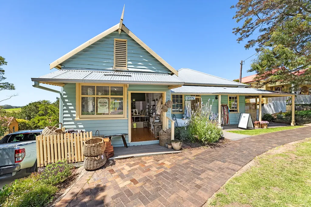 Central Tilba 3ห้องนอน Commercial/Residential - Charming Home with Two Business Shop Fronts
