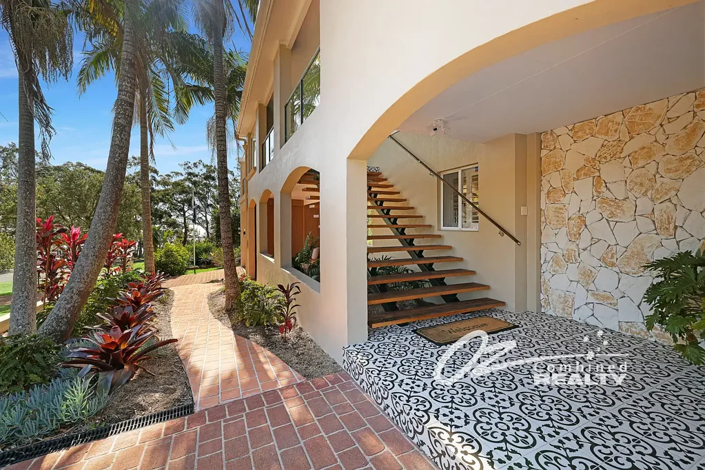 Vincentia 5Zimmer STUNNING BEACH HOUSE - SELF CONTAINED AREA - MASSIVE GARAGING - NORTHERLY WATER VIEWS OVER JERVIS BAY - RECENTLY RENOVATED