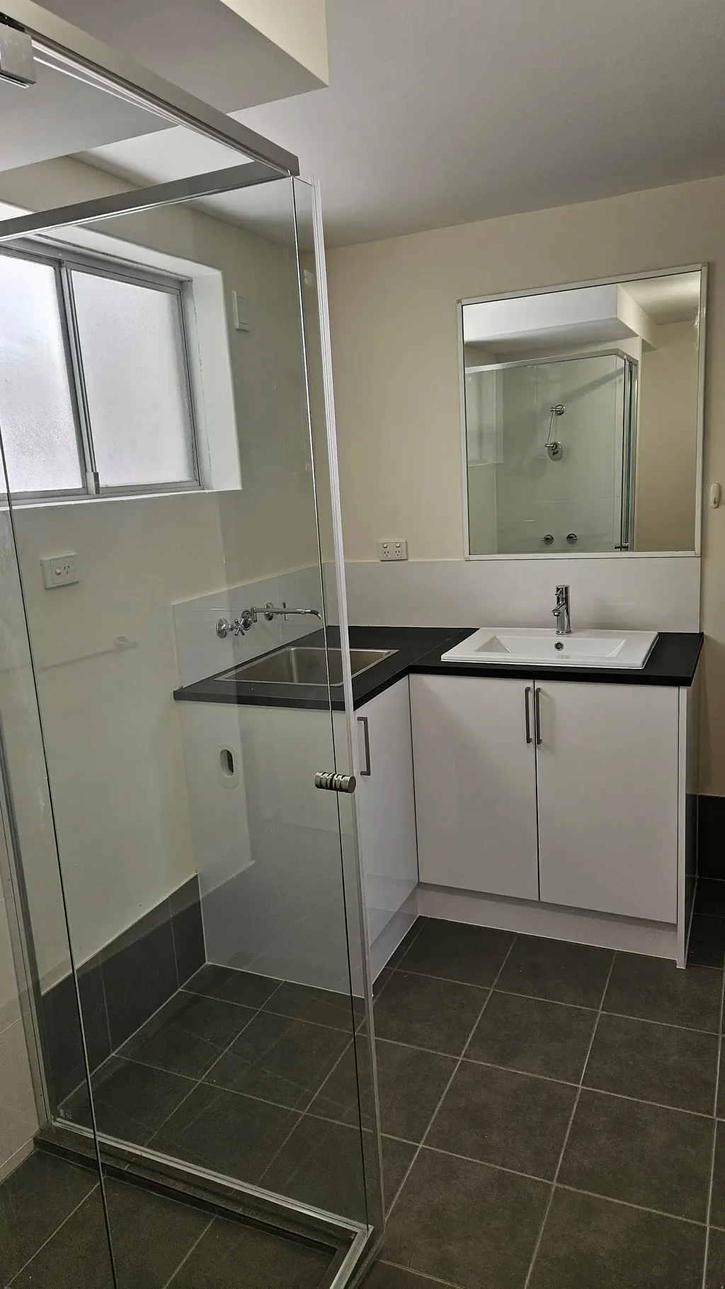 MODERN RENOVATED BATHROOM