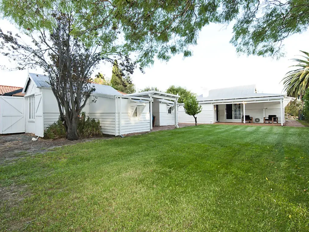 Fully Furnished Canal Lifestyle in North Yunderup