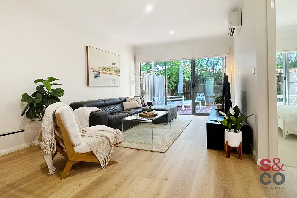 Conveniently Located Fully Furnished & Equipped Townhouse Style Apartment: Short term lease available
