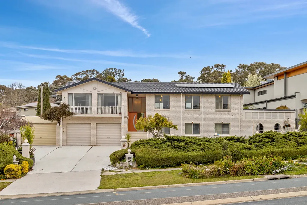 Chapman 6房  A Home That Has It All - Size, Versatility and a Backyard Like No Other!