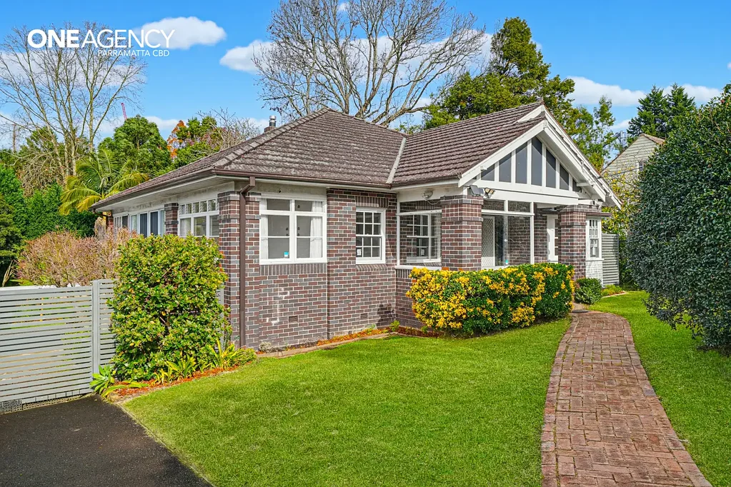 Spacious Family Home in Blue-Ribbon Warrawee Location | Walk to Station