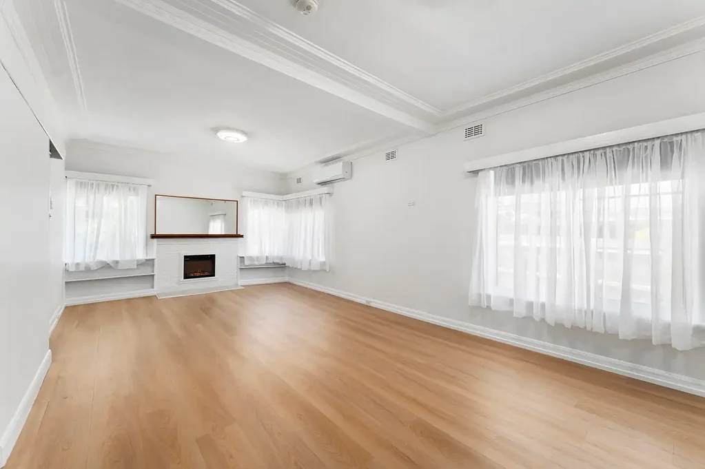 Clayton 3房 Monash大学旁便利 单层设计流畅 两车位配置优越 近学校交通 采光充足起居 Single-Level Ease in a Prime Clayton Pocket