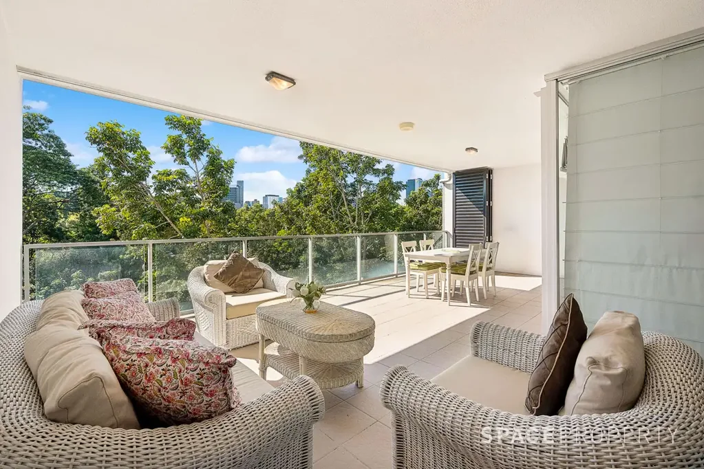 Brisbane City 2 Bedroom Tranquil Parkland Outlook in the Heart of Brisbane