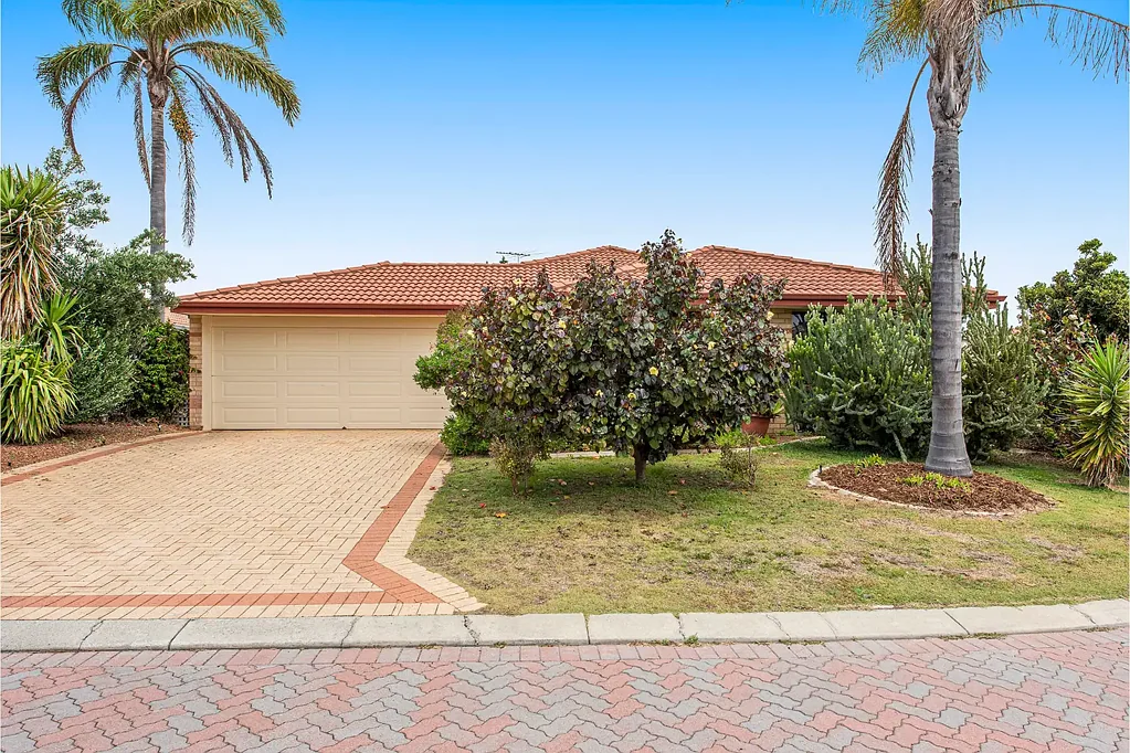Waikiki 4غرفة نوم IMPRESSIVE 4X2 PLUS STUDY HOME ON A CORNER BLOCK WITH SIDE ACCESS IN A GREAT LOCATION