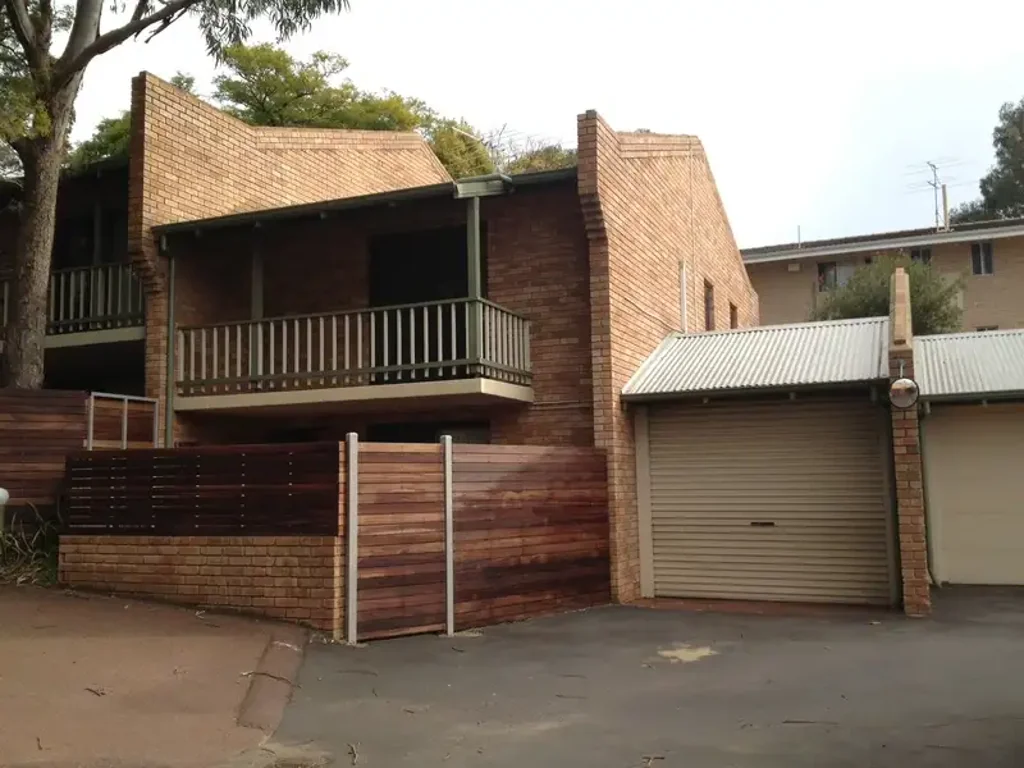 CENTRAL LOCATION - 3 X 1 TOWNHOUSE