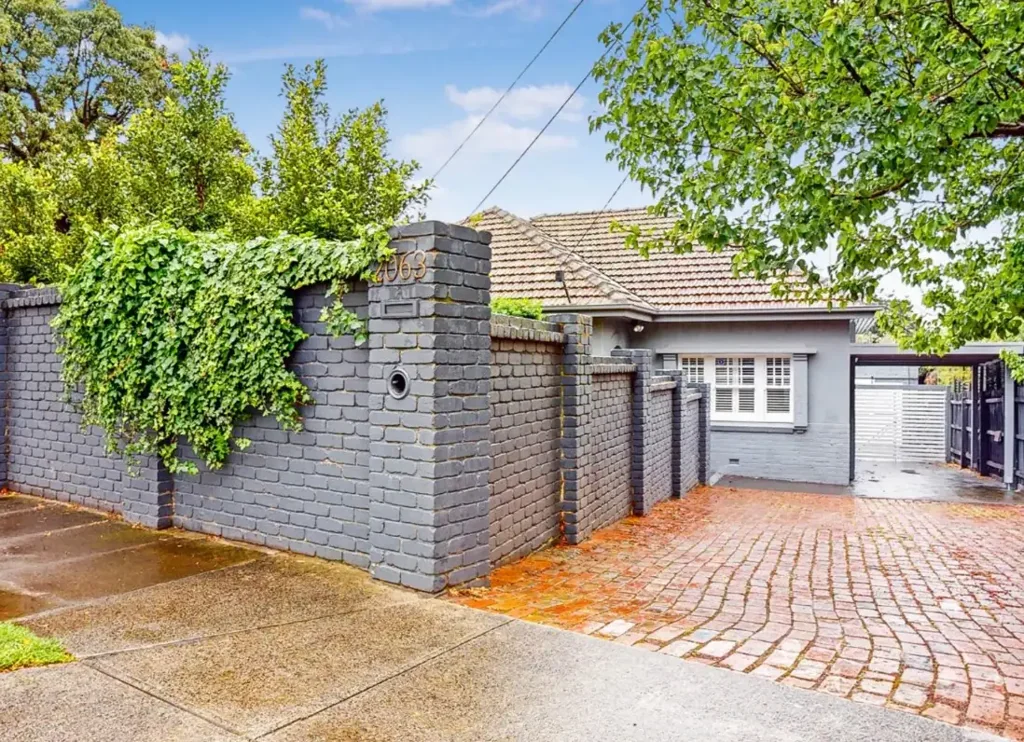 Entertain In Style  -Poolside Living In A Prime Location