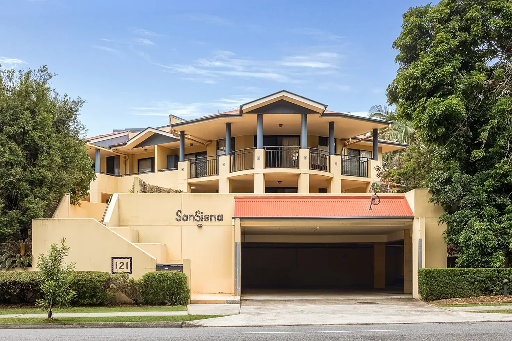 Modern Ground-Floor Unit with Courtyard – Perfect for UQ Access