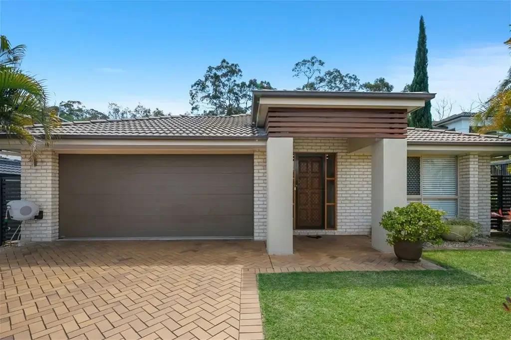 Stunning Contemporary Home in Wakerley with Solar & Ducted Air Conditioning !