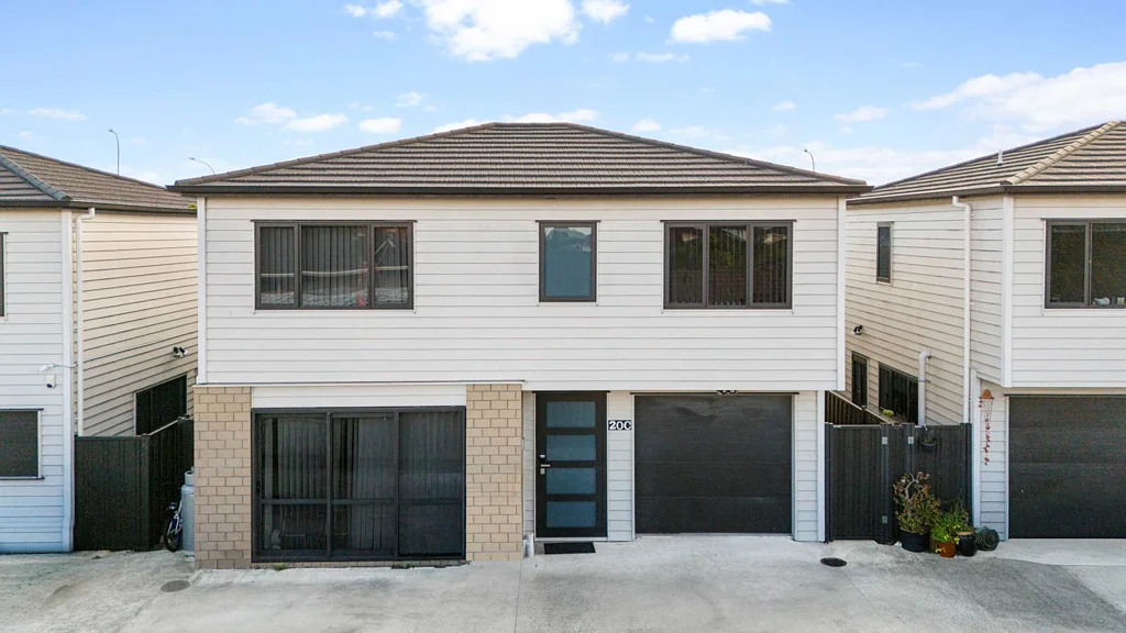 Papatoetoe 5房 “黄金圈”核心地段！步行至学校/火车站，靠近购物中心/保护区/主要高速，首次置业者/投资者首选！ A Golden Circle opportunity in Papatoetoe