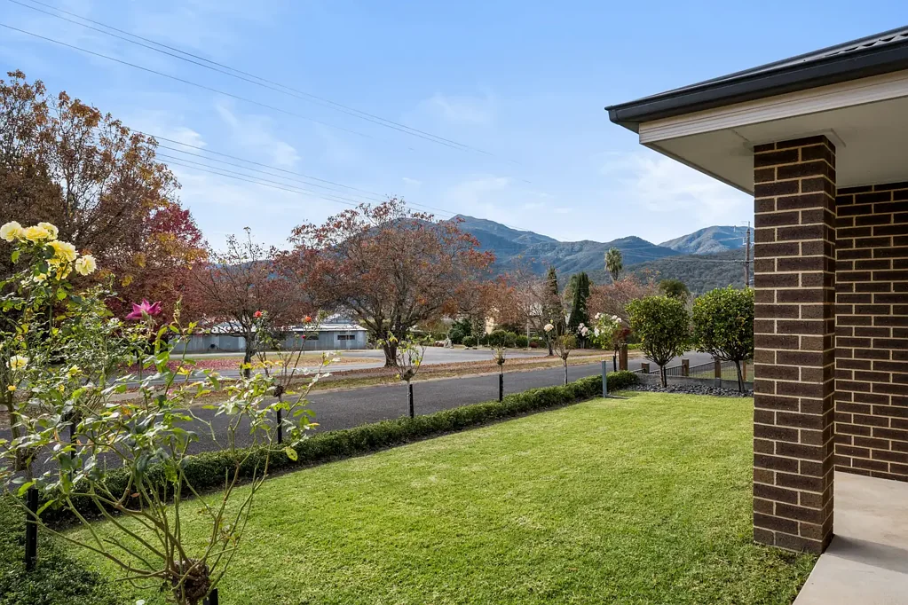 Tawonga South 3chambre Immaculate Family Home with Mountain Views & Exceptional Shed Space
