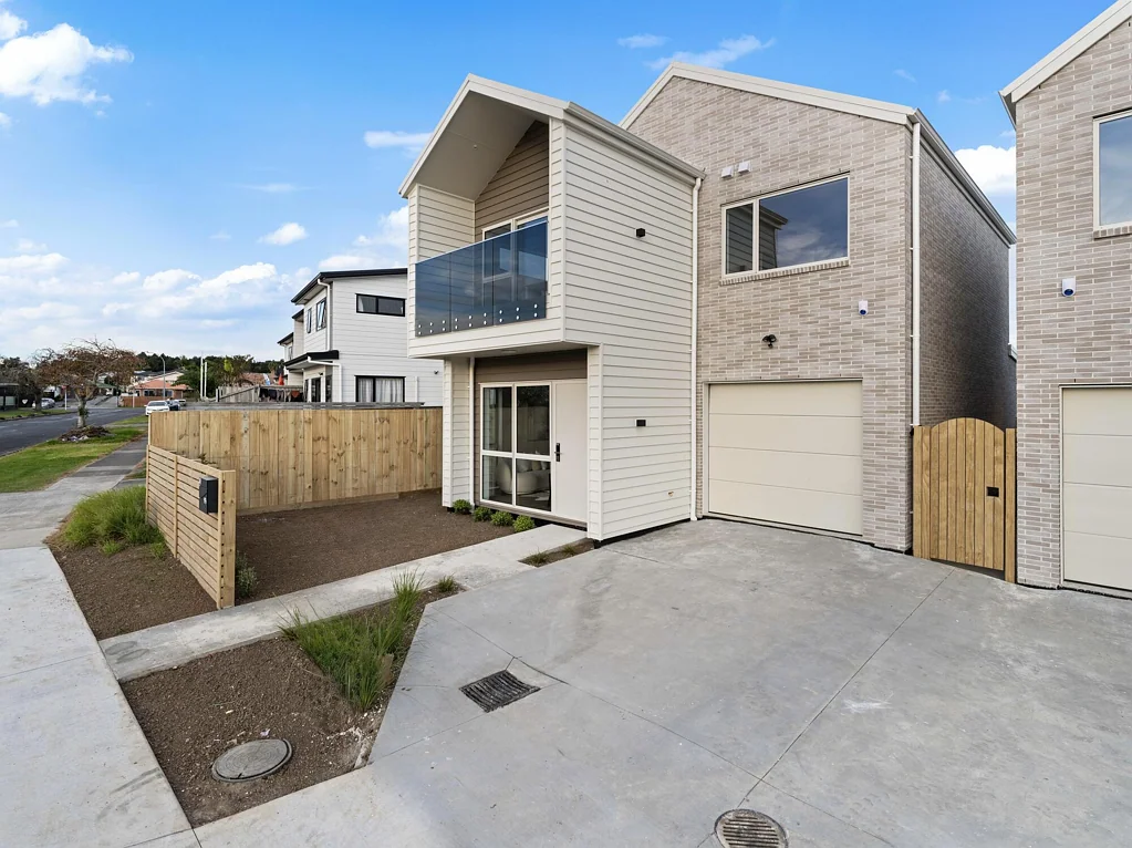 Manurewa 5房  STANDALONE & ROAD FRONTAGE