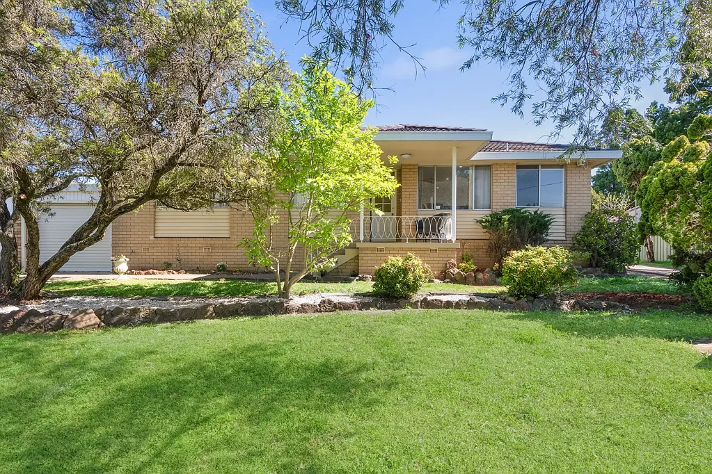 Bexley 3Kwarto Stylishly Updated Three-Bedroom Villa with Sunny Street-Facing Position